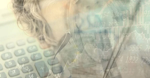 データ処理上の計算機と酸素マスクを身に着けている患者のデジタルイラスト 背景に示す統計情報 世界経済不況公衆衛生コロナウイルスCovid 19パンデミックの概念デジタル生成された画像 — ストック写真