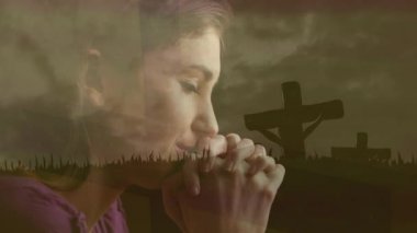 Dindar bir kadının dua edişinin ve meditasyon yapışının animasyonu gözleri kapalı ve elleri birbirine kenetlenmiş üç Hıristiyan haçı silueti ve hızlı hareket eden bulutlar üzerinde. Din umudu kavramı dijital kompozit.