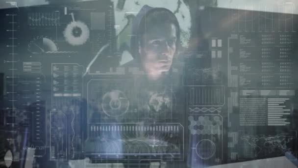 Animation d'un homme à capuchon piratant l'ordinateur, le traitement des données et l'information numérique circulant à travers le réseau de serveurs informatiques dans une salle de serveurs .