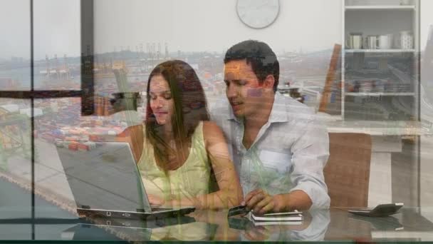 动画的白种人商人和女商人一起工作在一个现代化的办公室 使用计算机与城市景观为背景 全球商业和旅行概念数字组合 — 图库视频影像