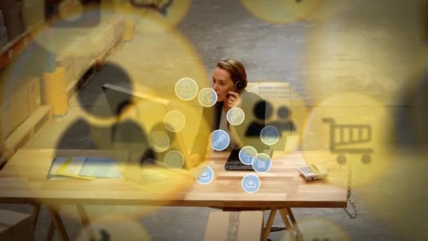 Animation Réseau Connexions Icônes Numériques Formant Globe Avec Une Femme — Video