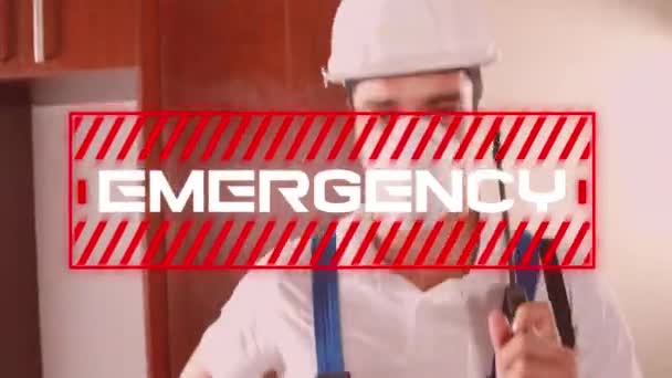単語のアニメーション保護手袋 ヘルメット フェイスマスクを身に着けている男の上に赤い枠に白い文字で書かれた緊急事態は 背景に消毒スプレーを保持 — ストック動画