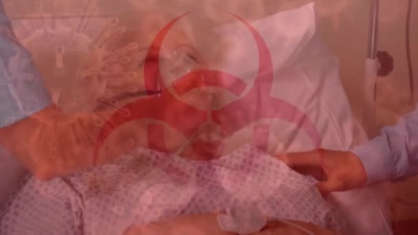 Animación Señal Peligro Rojo Coronavirus Covid Extendiéndose Sobre Una Paciente — Vídeo de stock