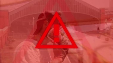 Kırmızı üçgen uyarı işareti, Coronavirus Covid-19 arka plandaki istasyona giden metro trenine gaz maskesi takan bir adamın üzerine yayılıyor..