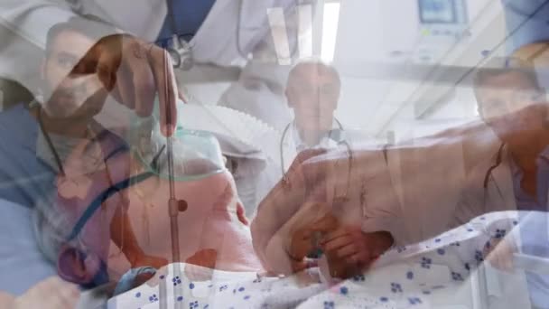 手術台に横たわっ高齢患者のアニメーション 背景に病院のホールを介してそれに患者と病院のベッドを押す医師の上に酸素マスクを身に着けている — ストック動画