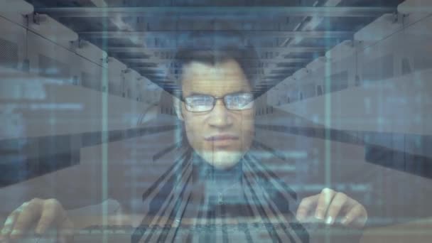 Animation d'un homme à capuchon avec des lunettes piratant l'ordinateur, le traitement de données et l'information numérique circulant à travers un réseau de serveurs informatiques dans une salle de serveurs avec des pistes lumineuses clignotantes sur la surface . 