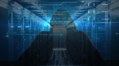 Bilgisayarı hackleyen kapüşonlu adamın arka plandaki görüntüsü, veri işleme ve dijital bilginin bir sunucu odasındaki bilgisayar sunucu ağından geçişi ve yüzeyinde ışık izlerinin parlaması.. 