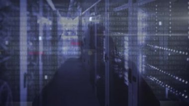 Bilgisayarı hackleyen kapüşonlu bir adamın arka plandaki görüntüsü, veri işleme ve dijital bilginin bir sunucu odasındaki bilgisayar sunucu ağından geçişi ve yüzeyinde ışık izlerinin parlaması.. 