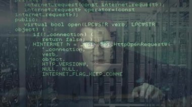 Kapüşonlu bir adamın gözlük takarak bilgisayarı hacklemesi, veri işleme ve dijital bilgilerin sunucu odasındaki bilgisayar sunucularından geçerek yüzeyde ışık yollarının parlaması animasyonu.