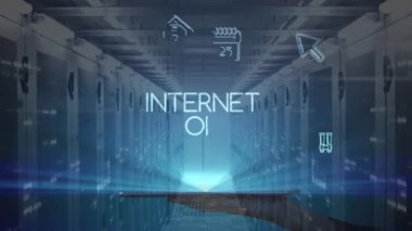 Sözcüklerin animasyonu İnternet ve dijital bilgisayar simgeleri, dijital tablet tutan kişi, veri işleme ve dijital bilgi bir sunucu odasındaki bilgisayar sunucu ağı üzerinden yüzey üzerinde ışık izleri yanıp sönüyor. 