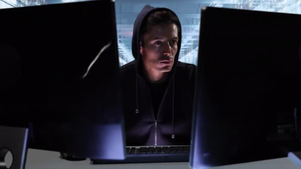 Animação Homem Encapuzado Hackeando Computadores Processamento Dados Informações Digitais Fluindo — Vídeo de Stock