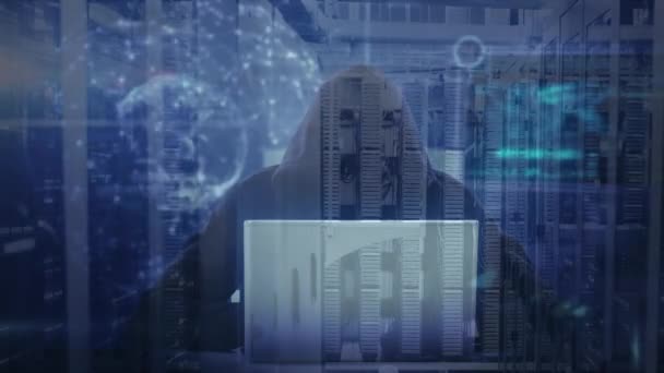후드를 남자가 컴퓨터를 해킹하는 애니메이션 세계의 데이터 디지털 정보가 컴퓨터 — 비디오