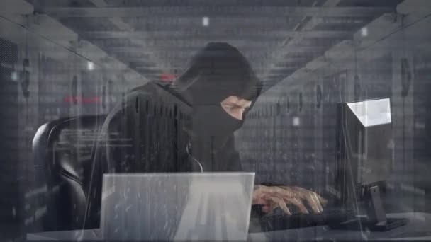 Animation Eines Mannes Der Computer Hackt Sturmhaube Trägt Und Zeitraffer — Stockvideo