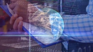 Veri işleme ile dönen Dünya animasyonu, bir depo çalışanının arka planda bir dosya dolusu kağıda yazdığını gösteren istatistikler. Coronavirus Covid-19 salgını sırasında küresel iş ve dağıtım dijital kompozit.