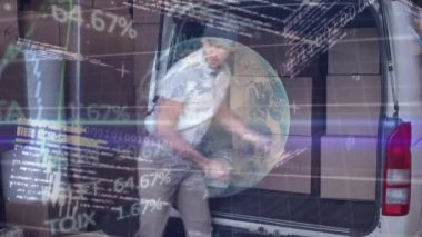 Bir teslimatçının karton kutuları bir arabanın içine paketlediği animasyon, dönen bir küre, veri işleme, arka planda görünen istatistikler. 