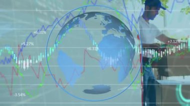 Karton kutuları mavi dünyanın üzerinde döndürme, veri işleme, arka planda istatistikler gösteren bir teslimatçının animasyonu.