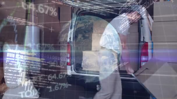 Animation d'un livreur emballant des boîtes en carton dans un camion d'une voiture, avec rotation du globe, traitement de données, statistiques en arrière-plan . 