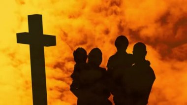 Hıristiyan haçı siluetinin animasyonu ve arka planda hızlı hareket eden sarı ve turuncu bulutların üzerinde iki çocuklu bir aile. Paskalya dini kavramı dijital olarak oluşturulmuş görüntü.