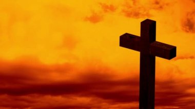 Arka planda hızlı bir hareketle hareket eden Hristiyan siluetinin gökyüzündeki sarı ve turuncu bulutların üzerinden geçmesi. Paskalya dini kavramı dijital olarak oluşturulmuş görüntü.