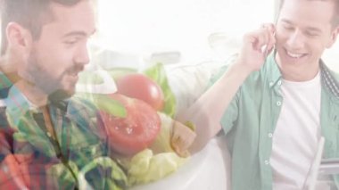Aynı cinsiyetten bir çiftin kanepede oturup telefonda konuştuğu ve arka planda et ve salata olan bir tabağın üzerinde kredi kartı taşıdığı animasyon. Karantina karantinasında sosyal uzaklık ve kişisel izolasyon dijital kompozit.