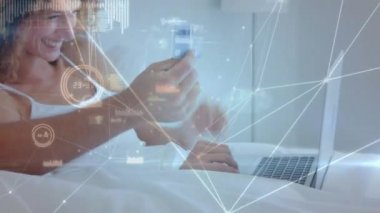 Kanepede oturan, dizüstü bilgisayar kullanan ve kredi kartı tutan, veri işleme ve dijital bilgi akışı üzerine beşlik çakan, arka planda ağ oluşturan birbirine bağlı noktaların animasyonu. 