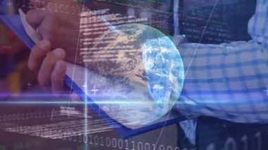 Veri işleme ile dönen Dünya animasyonu, bir depo çalışanının arka planda bir dosya dolusu kağıda yazdığını gösteren istatistikler. Coronavirus Covid-19 salgını sırasında küresel iş ve dağıtım dijital kompozit.