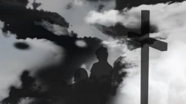 Hıristiyan haçı siluetinin animasyonu ve arka planda siyah beyaz bulutlar üzerinde beyaz bulutlar üzerinde bir aile. Paskalya dini kavramı dijital olarak oluşturulmuş görüntü.