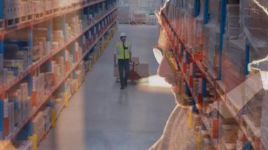 Kafkasyalı bir adamın dizüstü bilgisayar kullanması, kredi kartı tutması, arka plandaki depoda karton kutulu bir kart çeken bir adamın üzerine kahve içmesi.. 