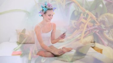 Kafkas kadının yatakta oturup kredi kartına baktığı ve arka planda et ve salata olan bir tabağın üzerinde dizüstü bilgisayar kullandığı animasyon. Karantina karantinasında sosyal uzaklık ve kişisel izolasyon dijital kompozit.