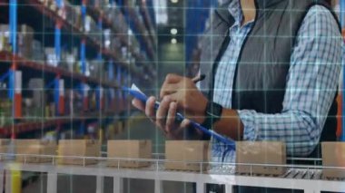 Bir depo çalışanının bir yığın kağıda yazı yazıp ön plandaki taşıma bandında duran karton kutuların olduğu animasyon. Coronavirus Covid-19 salgını sırasında küresel iş ve dağıtım dijital kompozit.