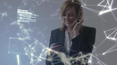 Beyaz kadının ayakta durduğu, telefonla konuştuğu, veri işleme üzerinde kredi kartı tuttuğu, bağlantılı noktalardan oluşan beyaz bir ağın kameraya doğru gittiği animasyon..