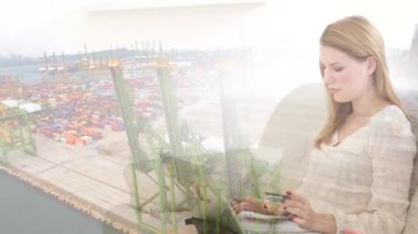 Kanepede oturan, dizüstü bilgisayar kullanan, arka planda boş bir liman üzerinden kredi kartı tutan beyaz bir kadının animasyonu. Karantina karantinasında sosyal uzaklık ve kişisel izolasyon dijital kompozit.