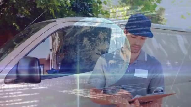 Bir Teslimatçının Arabasının Yanında Duran Bir Evrak Dosyasına Yazı Yazan — Stok video