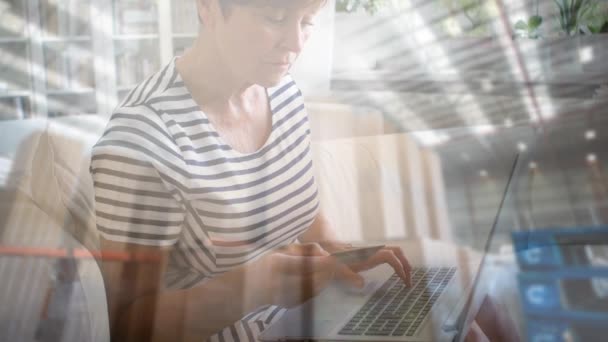 Animatie Van Een Oudere Blanke Vrouw Met Een Laptop Met — Stockvideo