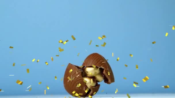 Animatie Van Chocolade Paaseieren Vallen Breken Met Kleine Gouden Eieren — Stockvideo