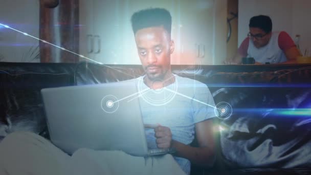 Animacja Mieszanego Człowieka Rasy Siedzącego Kanapie Przy Użyciu Laptopa Mieszanym — Wideo stockowe