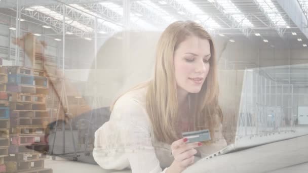 Animación Una Mujer Caucásica Acostada Cama Mirando Tarjeta Crédito Usando — Vídeo de stock