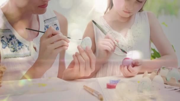 Animación Madre Hija Pintando Decorando Huevos Pascua Junto Con Focos — Vídeos de Stock