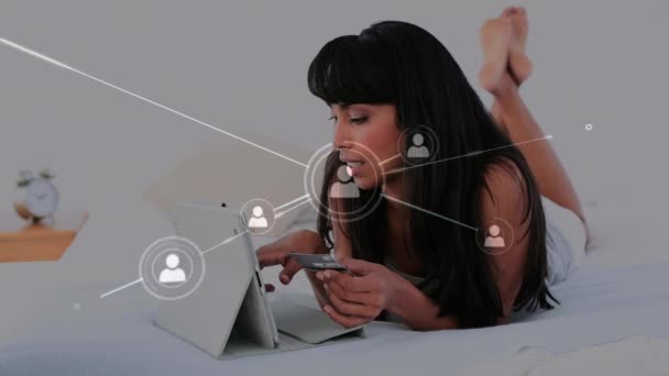 Animacja Mieszanej Kobiety Rasy Leżącej Łóżku Użyciem Tabletu Cyfrowego Kartą — Wideo stockowe