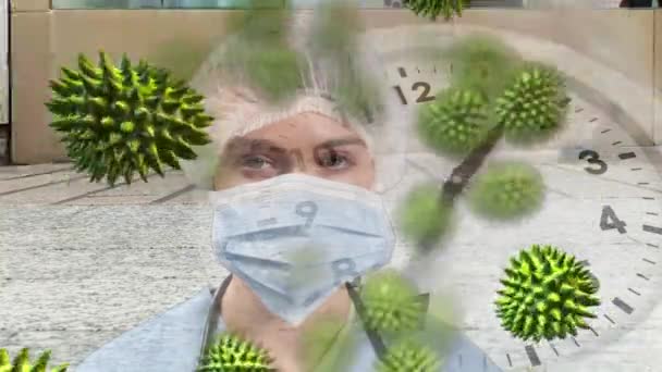 Animação Uma Médica Vestindo Uma Máscara Protetora Macrocélulas Verdes Coronavírus — Vídeo de Stock