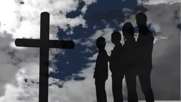 Animacja Sylwetki Chrześcijańskiego Krzyża Rodziny Dwójką Dzieci Nad Białymi Chmurami — Wideo stockowe