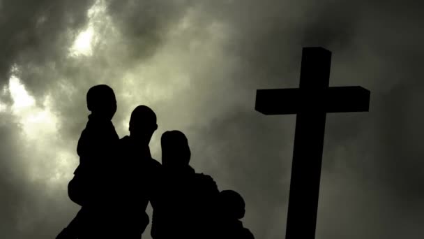 Animación Silueta Cruz Cristiana Una Familia Sobre Cielo Tormentoso Nubes — Vídeo de stock