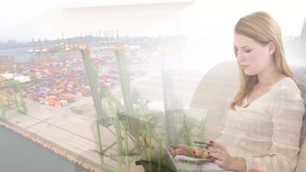 Animation d'une femme caucasienne assise sur un canapé, utilisant un ordinateur portable, tenant une carte de crédit au-dessus d'un port vide en arrière-plan. Distance sociale et auto-isolement en quarantaine verrouillage numérique composite .