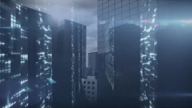 Veri işleme ve bilgisayar sunucu ağı üzerinden yüzey üzerinde ışık izleri parlayan bir sunucu odasında akan dijital bilgi üzerinden şehir manzarasının animasyonu.