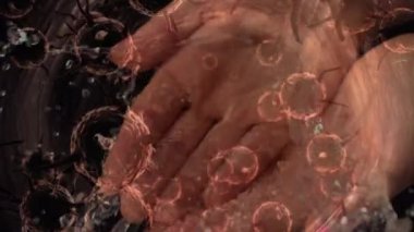 Makro koronavirüs Covid-19 hücrelerinin animasyonu, akan suyun altında yıkanan beyaz adamın ellerinden yayılıyor. Tıbbi halk sağlığı salgını Coronavirüs Covid 19 salgını karantina tecrit konsepti dijital bileşik.