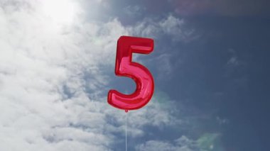 Gri bulutların üzerinde arka planda tekrarlanan hareketlerle gökyüzünde hızla hareket eden beş numaralı kırmızı balonun animasyonu. Hareket kutlamaları ve tekrarlama zamanaşımı kavramı dijital olarak oluşturuldu.