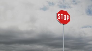 Kelimenin animasyonu Kırmızı dur işareti üzerine beyaz harflerle yazılan dur gri bulutların üzerinde hızla hareket eden arka planda tekrarlanan hareketlerle..