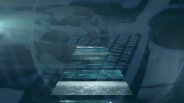 Bilgi işleme ve dijital bilginin arka planda bilgisayar klavyesinde yazan kişi üzerinde CCTV kamerasıyla bilgisayar ekranları ağından akışı. 