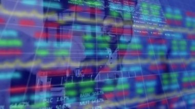 Borsada rakamlar ve grafiklerle yapılan animasyon, borsada yükselen fiyat, arka planda iş adamlarının el sıkıştığı veri kaydının üzerine iniyor..