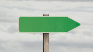 Arka planda tekrarlanan hareketlerle gökyüzünde hızla hareket eden gri bulutların üzerindeki boş yeşil ok yol işaretinin animasyonu. Hareket kopyalama alanı ve tekrarlama zamanaşımı kavramı dijital olarak oluşturulmuş resim.